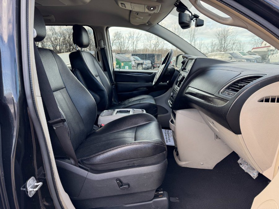 Used 2014 Chrysler Town & Country Touring-L w/ Driver Convenience Group image 20
