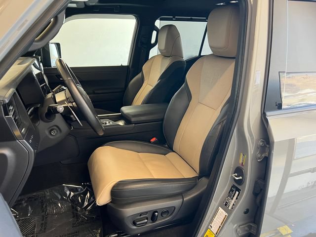 Used 2025 Lexus GX 550 w/ Accessory Package (32) AWD/4WD image 38