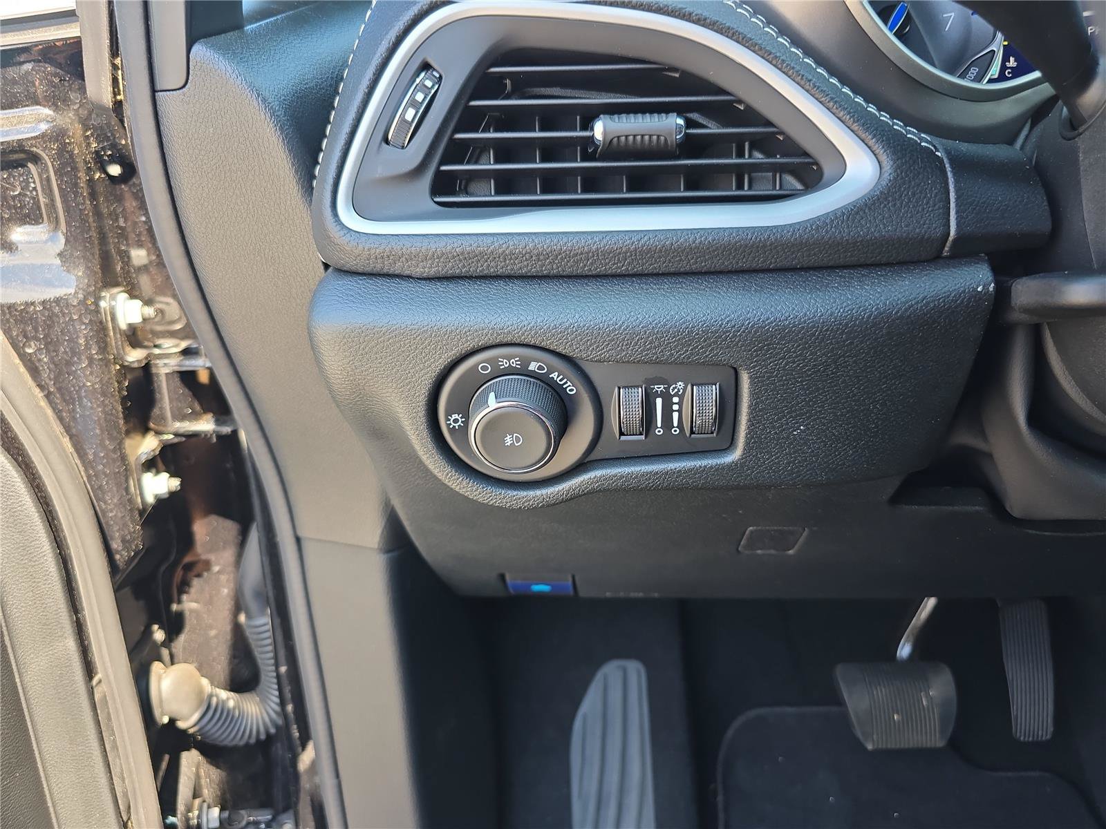 Used 2025 Chrysler Pacifica Select AWD/4WD image 32