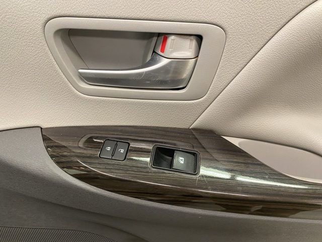 Used 2018 Toyota Sienna XLE w/ XLE Navigation Package image 25