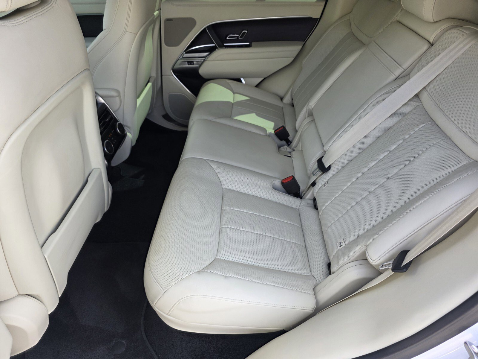 Certified 2024 Land Rover Range Rover SE image 14