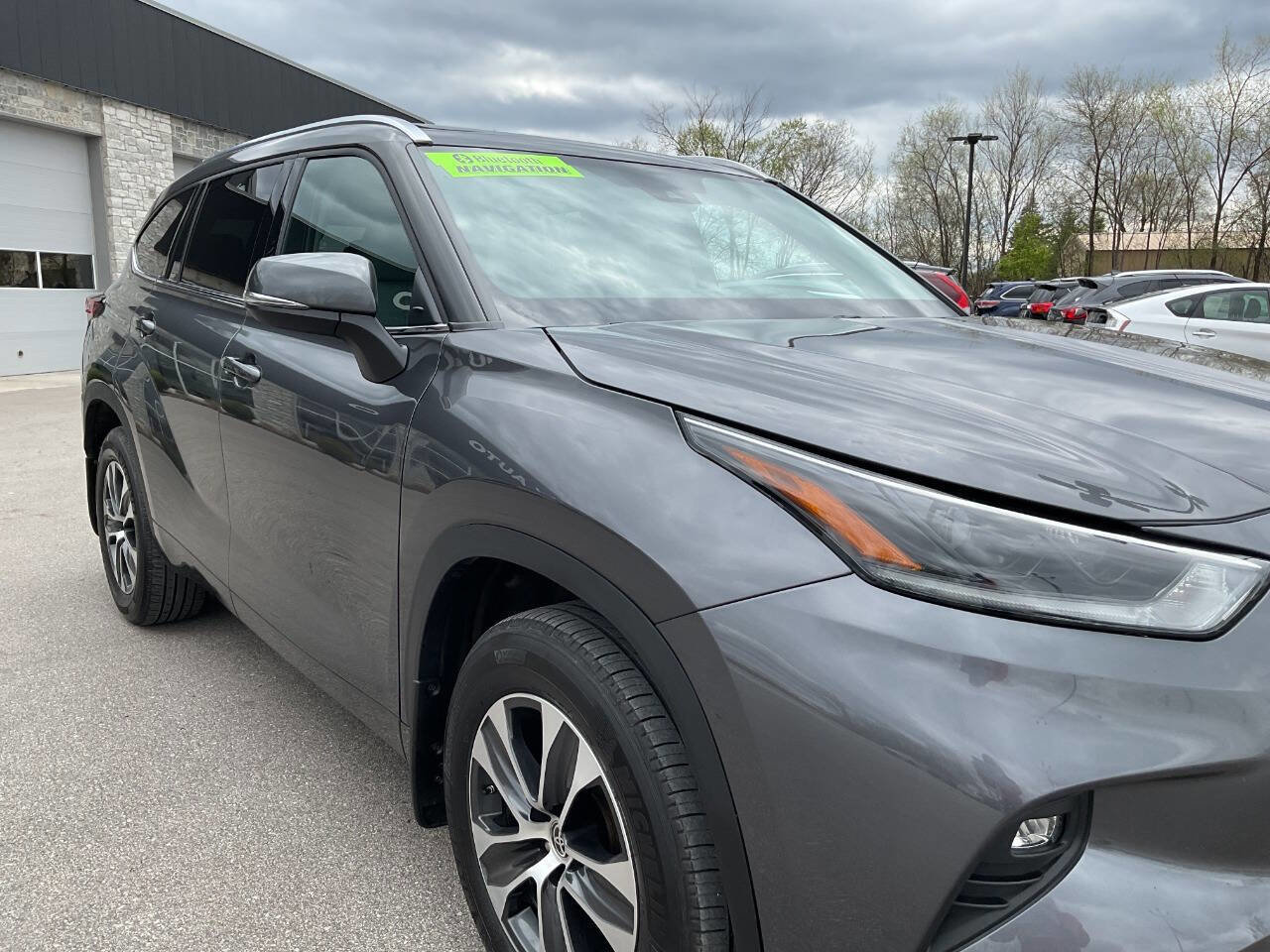Used 2021 Toyota Highlander XLE AWD/4WD image 11