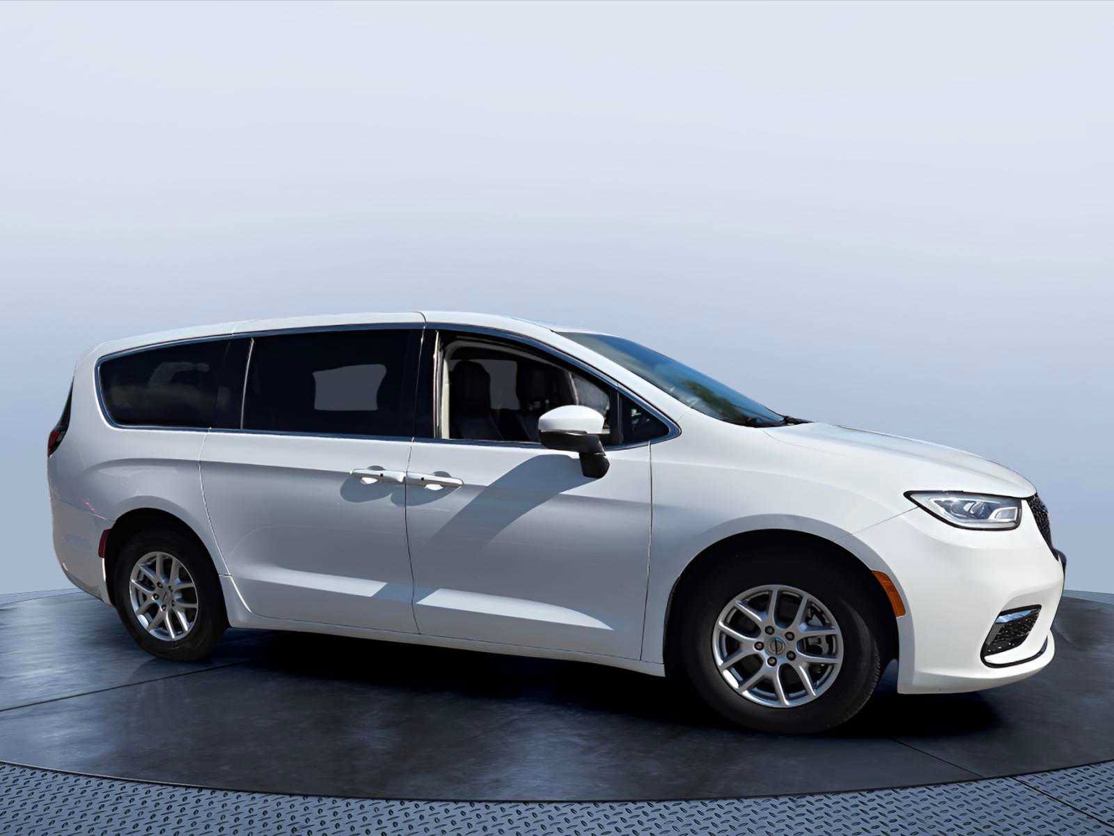 Used 2023 Chrysler Pacifica Touring-L FWD video 1