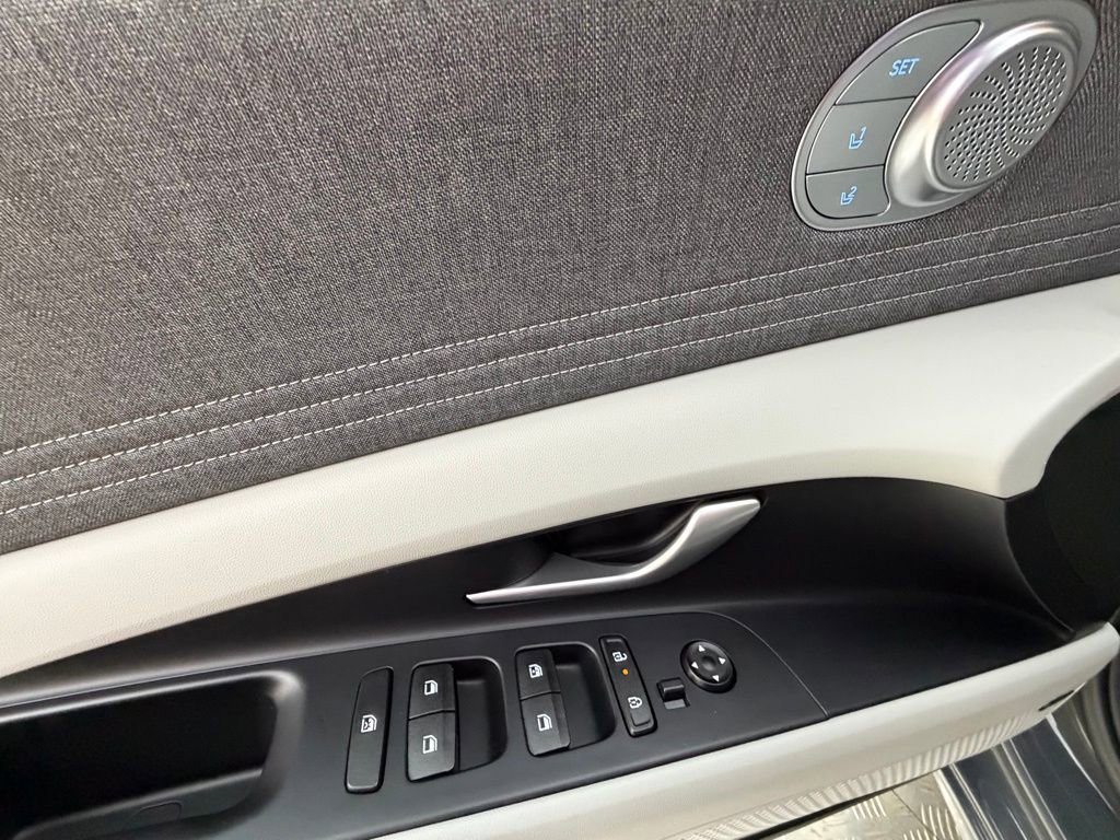 Certified 2025 Hyundai Elantra Limited image 27