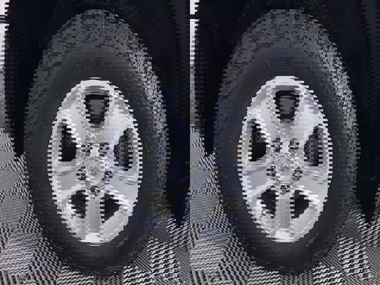 Used 2017 Toyota Tundra SR5 w/ SR5 Upgrade Package AWD/4WD image 13