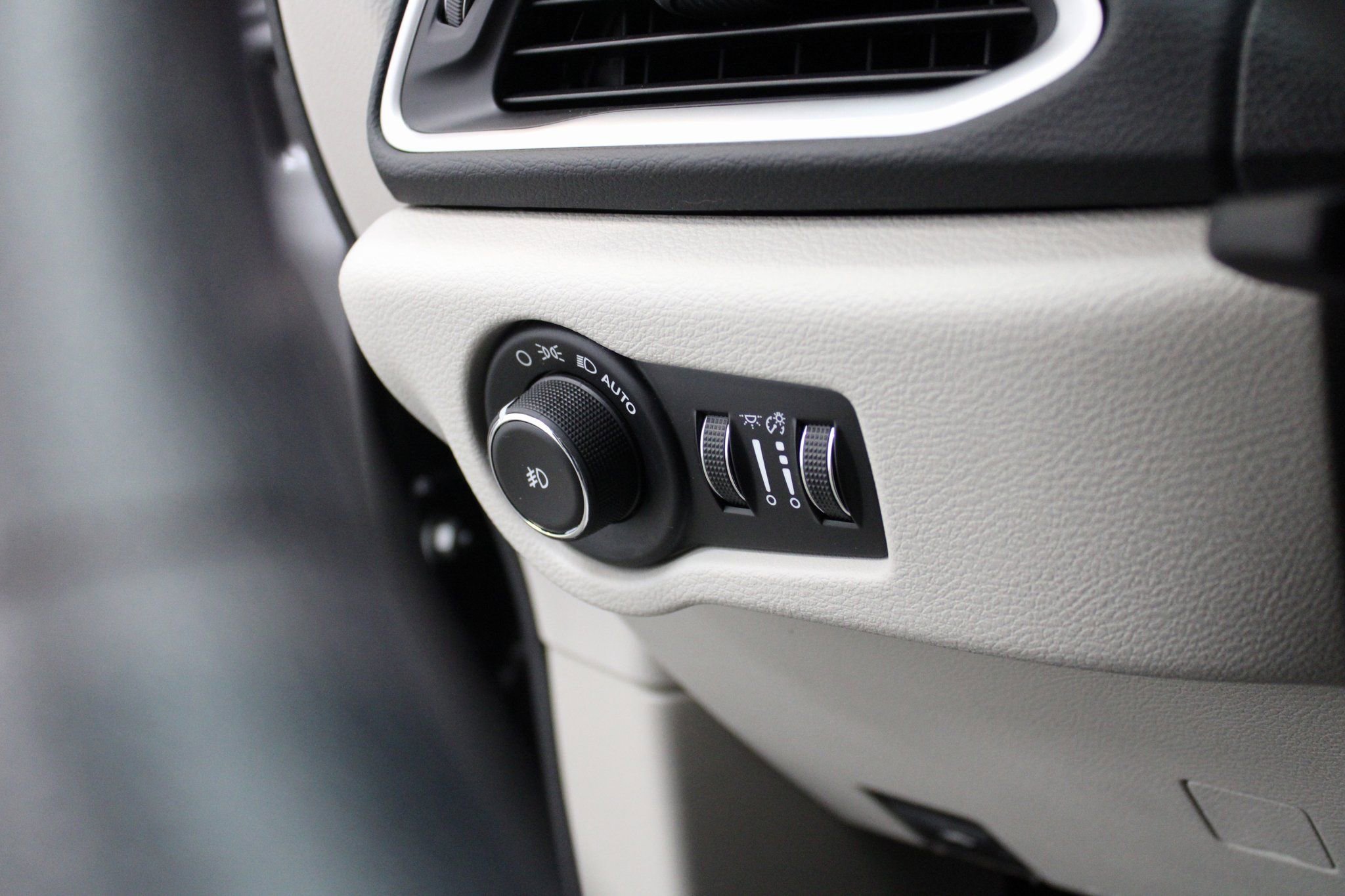 Used 2018 Chrysler Pacifica Touring Plus image 29