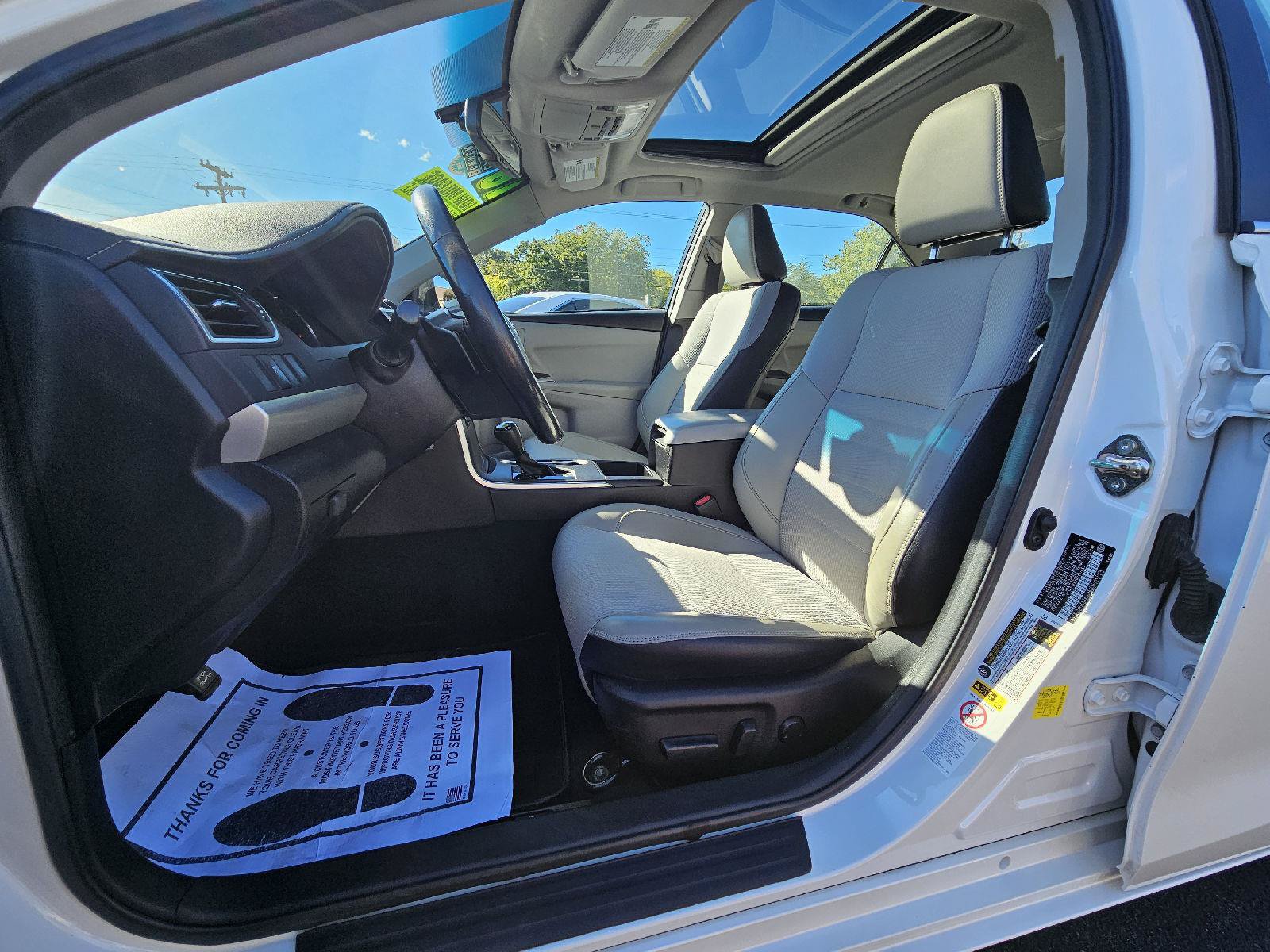 Used 2016 Toyota Camry SE w/ Moonroof Package FWD image 5