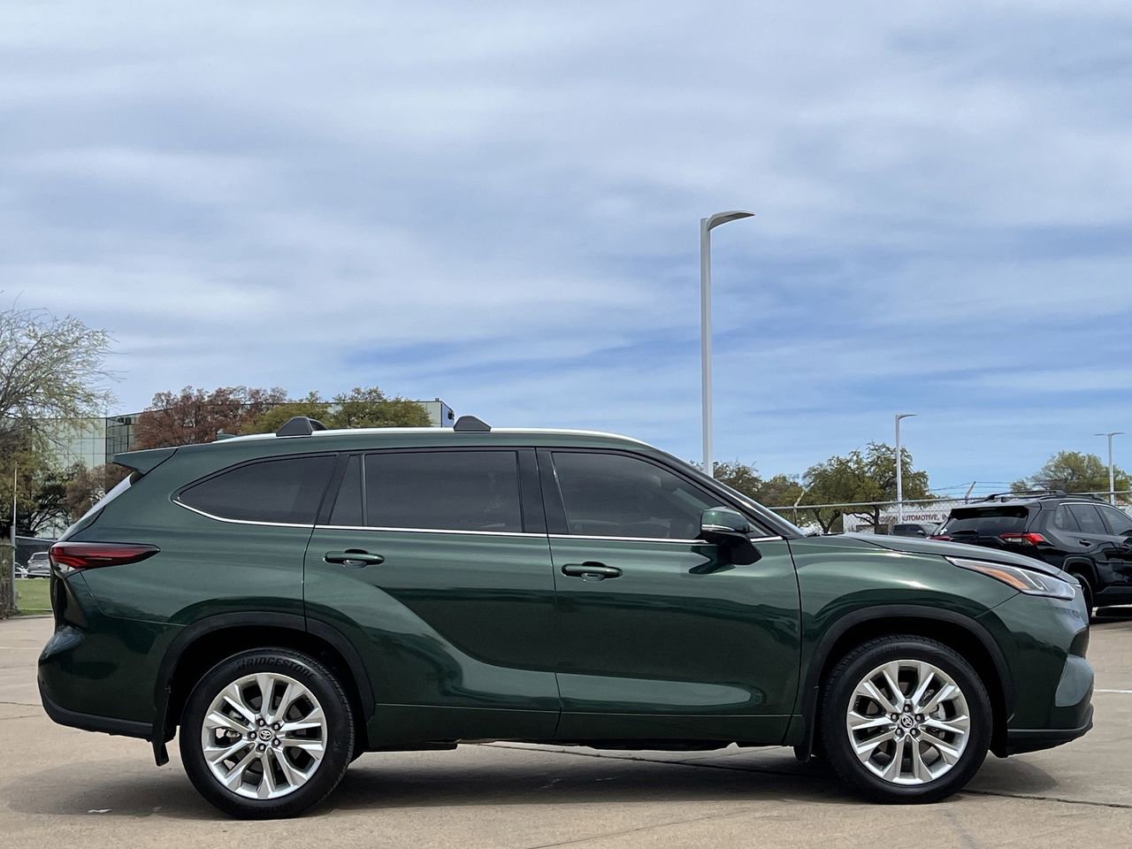 Used 2024 Toyota Highlander Limited image 3