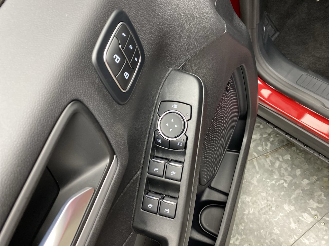 New 2024 Ford Escape SE w/ PHEV Premium Package FWD image 9