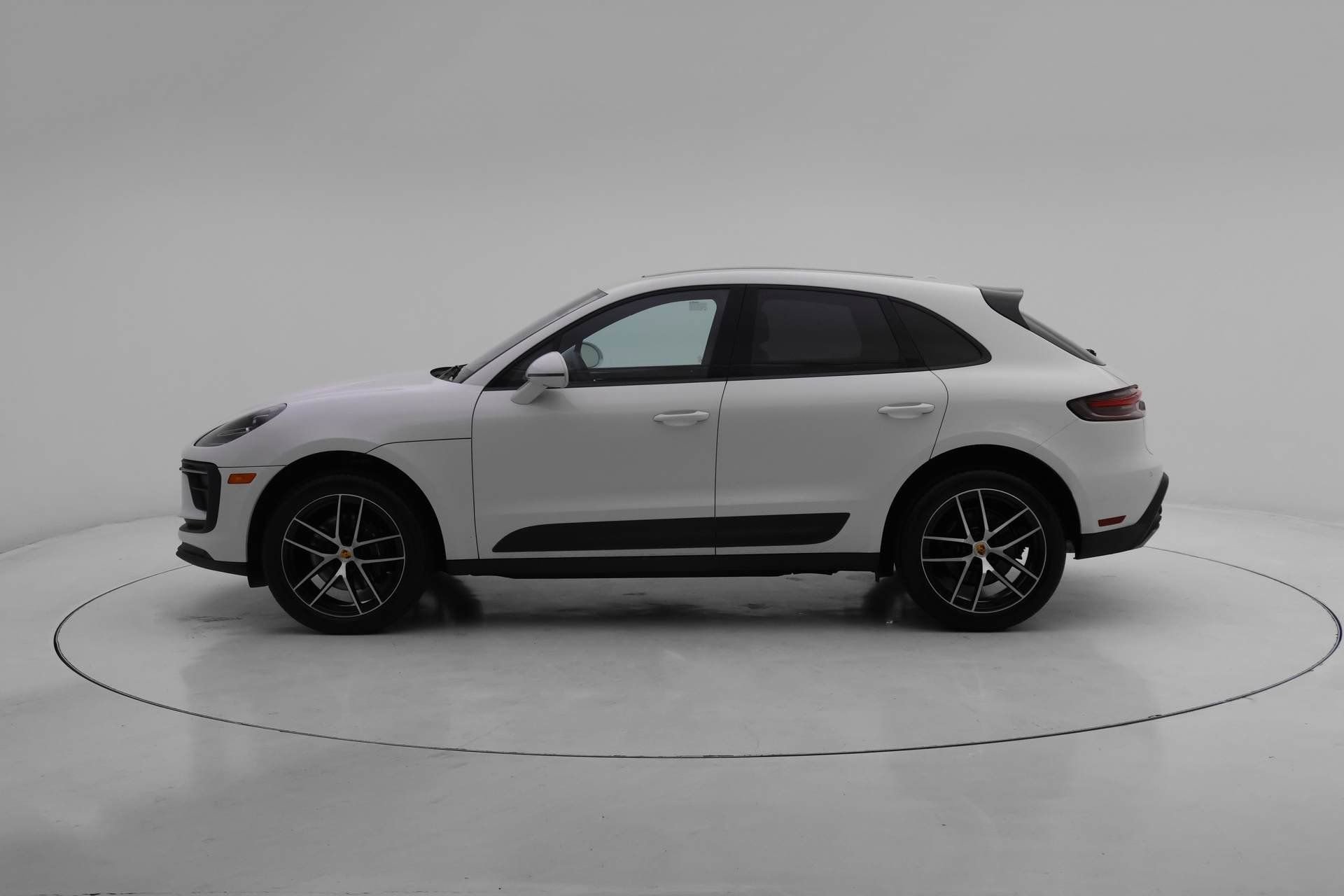 Used 2025 Porsche Macan AWD/4WD image 2