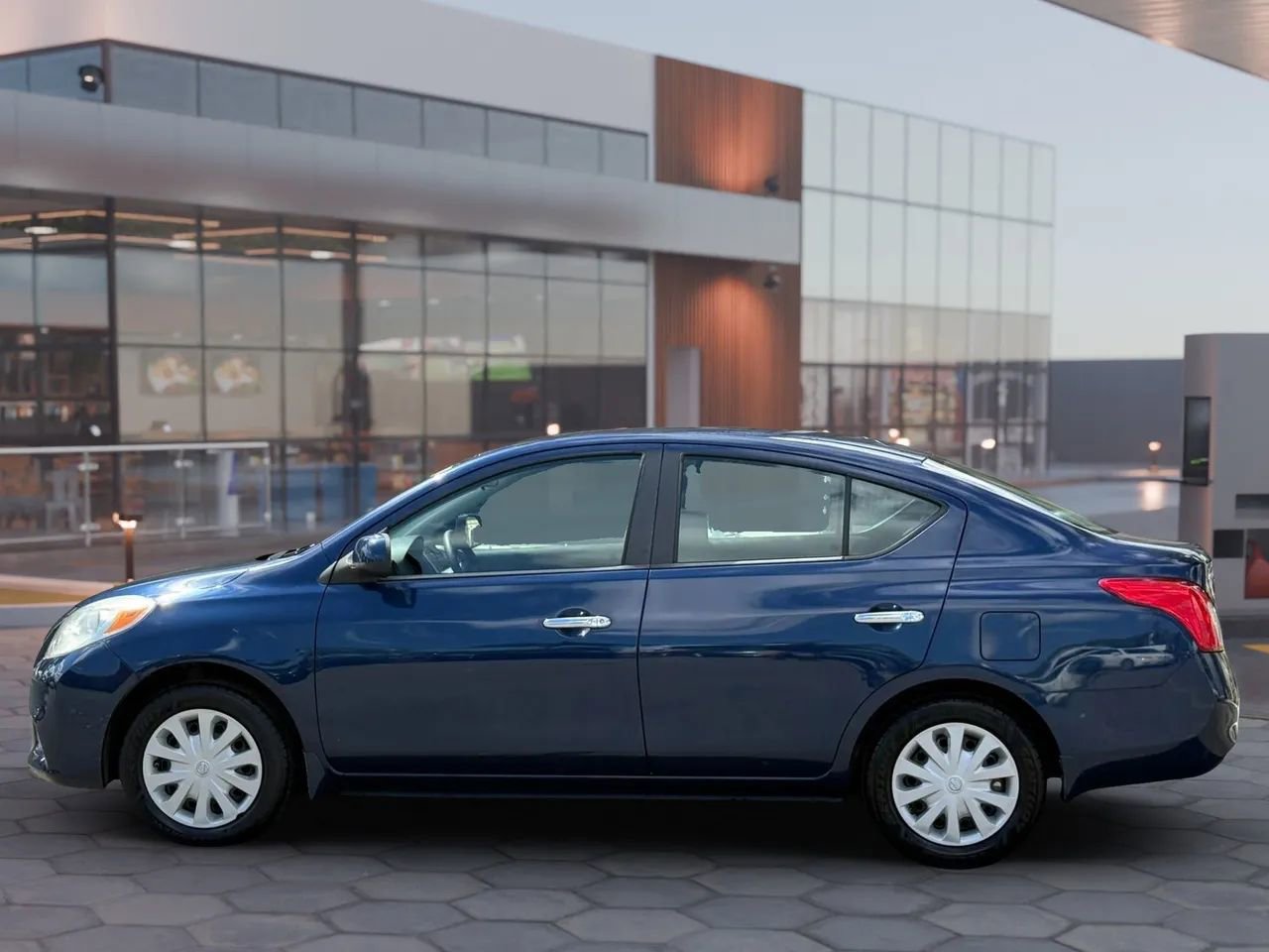 Used 2012 Nissan Versa SV FWD image 3
