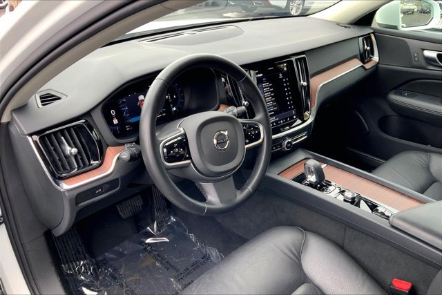 Used 2025 Volvo V60 B5 Cross Country Plus image 14