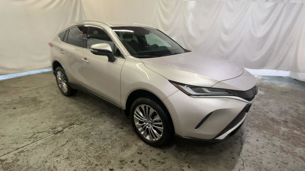 Used 2024 Toyota Venza XLE image 2