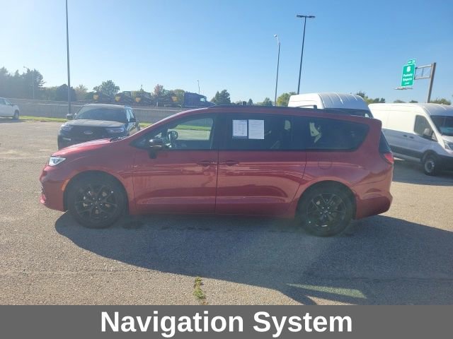 Used 2025 Chrysler Pacifica Limited image 3