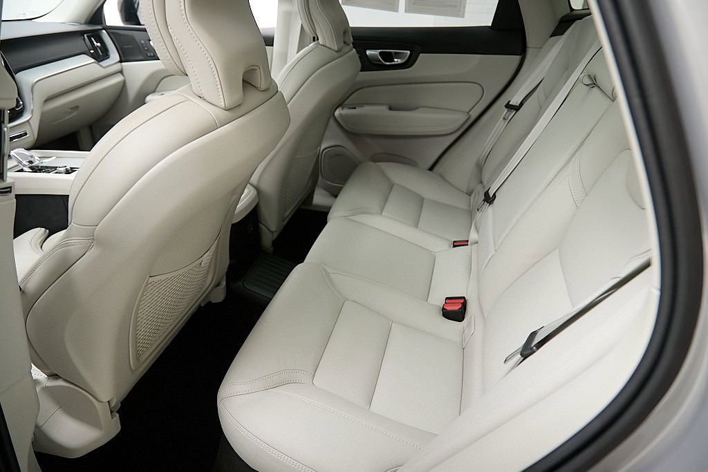 Certified 2024 Volvo XC60 T8 Ultimate w/ Protection Package Premier image 22