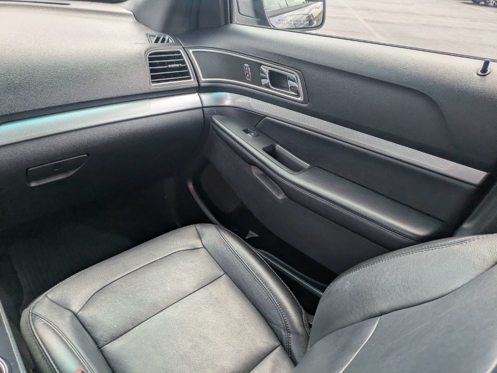Used 2017 Ford Explorer XLT w/ Equipment Group 202A FWD image 18