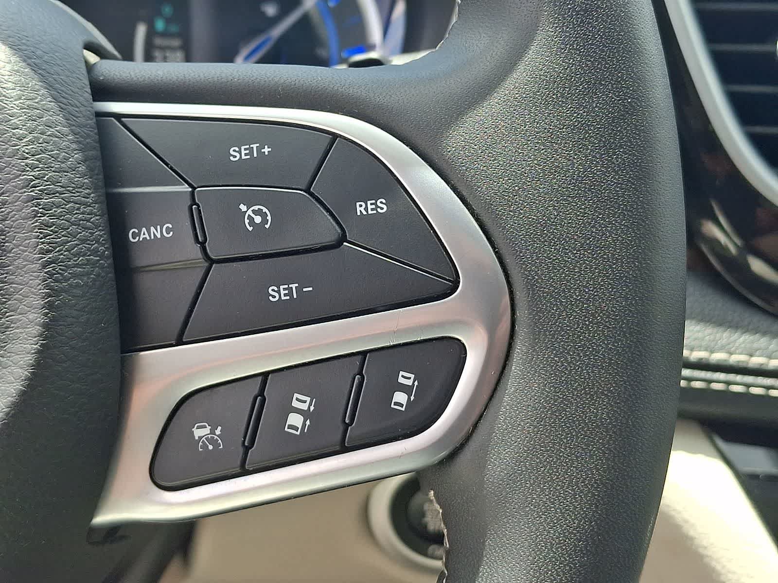 Used 2023 Chrysler Pacifica Limited FWD image 22