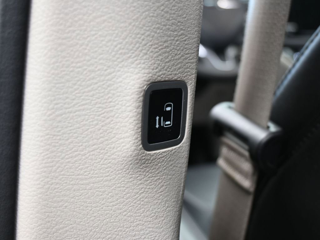 Used 2023 Chrysler Pacifica Touring-L image 36