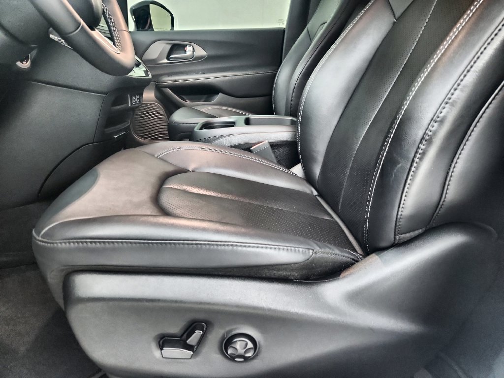 Certified 2025 Chrysler Pacifica Select AWD/4WD image 22