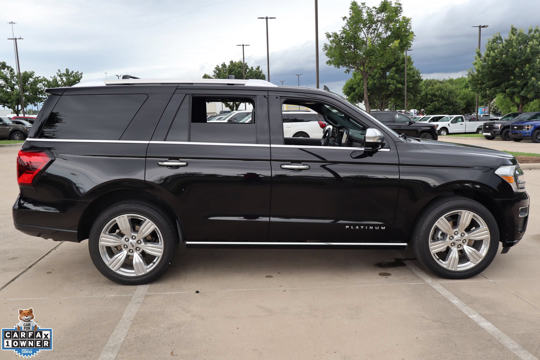 Used 2023 Ford Expedition Platinum RWD image 2