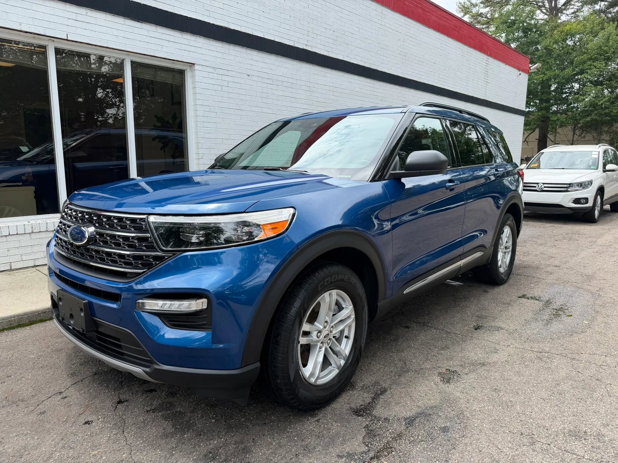 Used 2020 Ford Explorer XLT w/ Equipment Group 202A AWD/4WD image 2