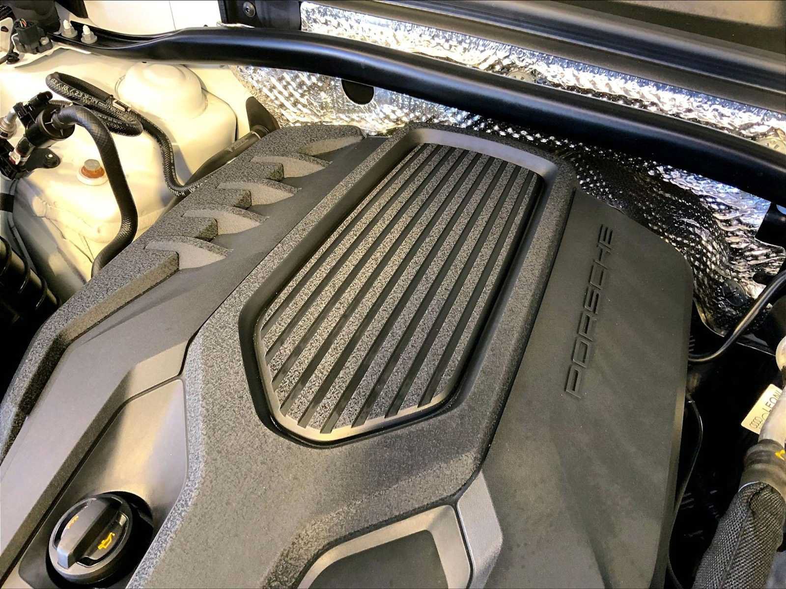 Certified 2024 Porsche Macan AWD/4WD image 33