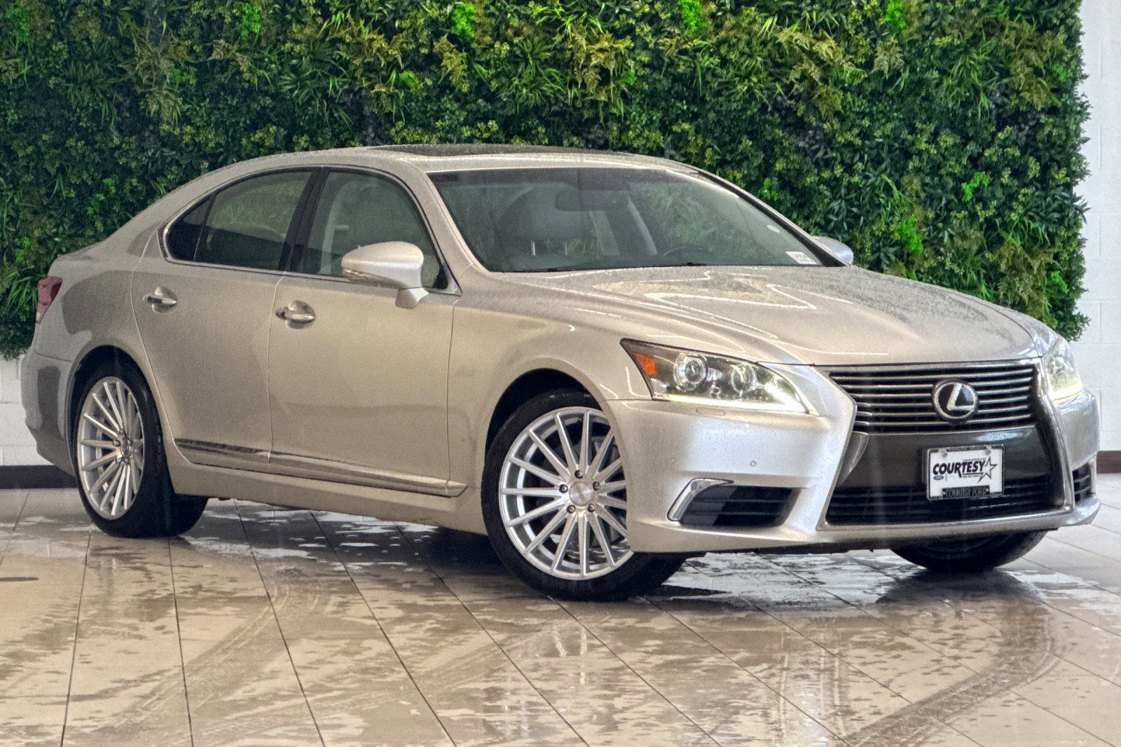 Used 2013 Lexus LS 460 w/ Comfort Pkg image 2
