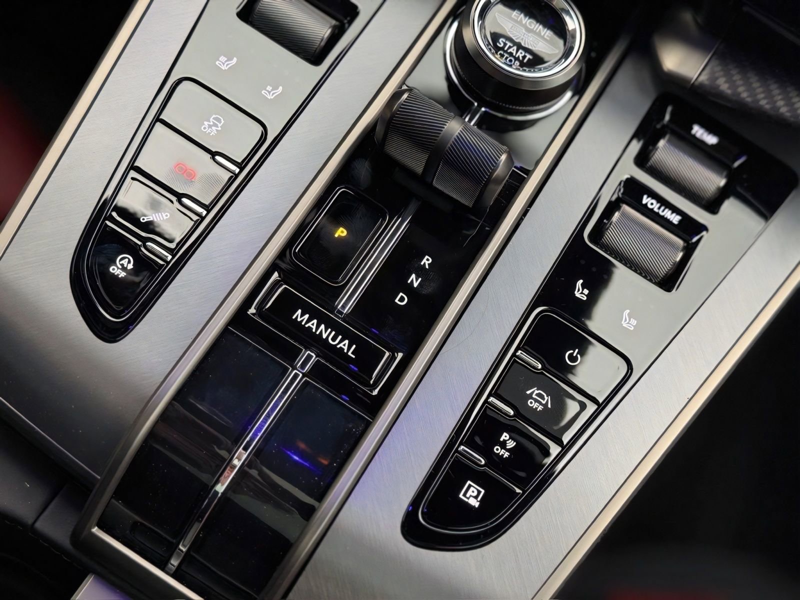 Used 2025 Aston Martin Vanquish RWD image 11
