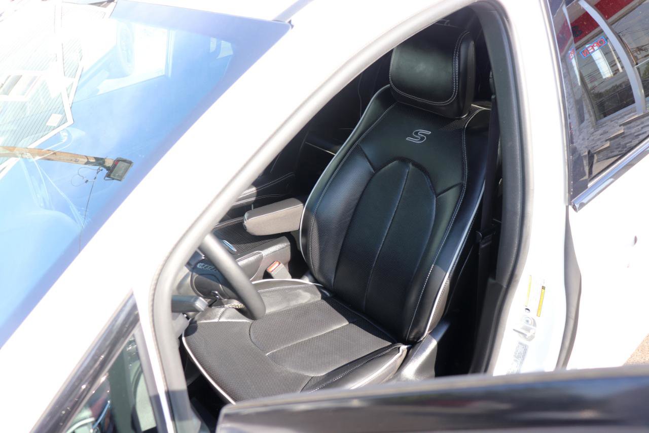 Used 2025 Chrysler Pacifica Limited FWD image 11