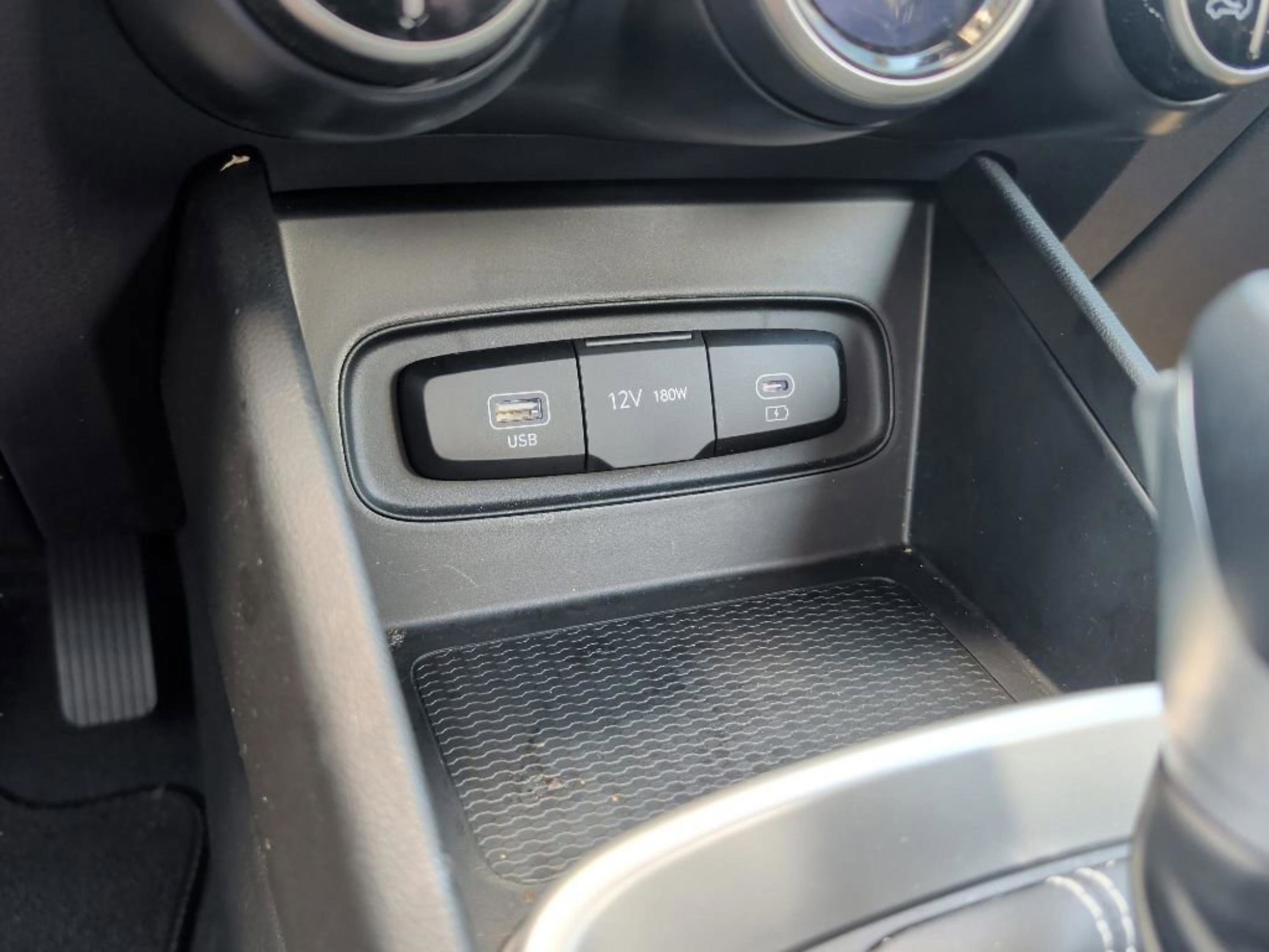 Used 2024 Hyundai Venue SEL FWD image 25