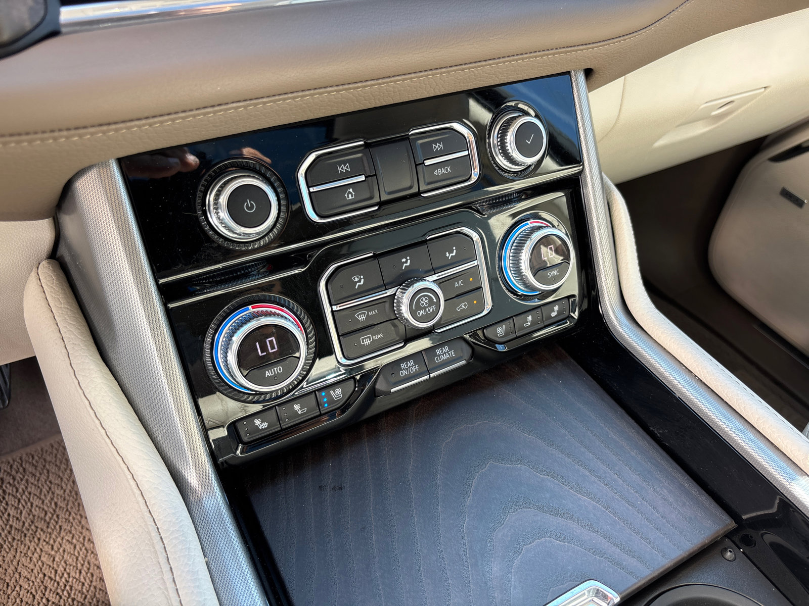 Used 2021 GMC Yukon Denali w/ Denali Premium Package image 23