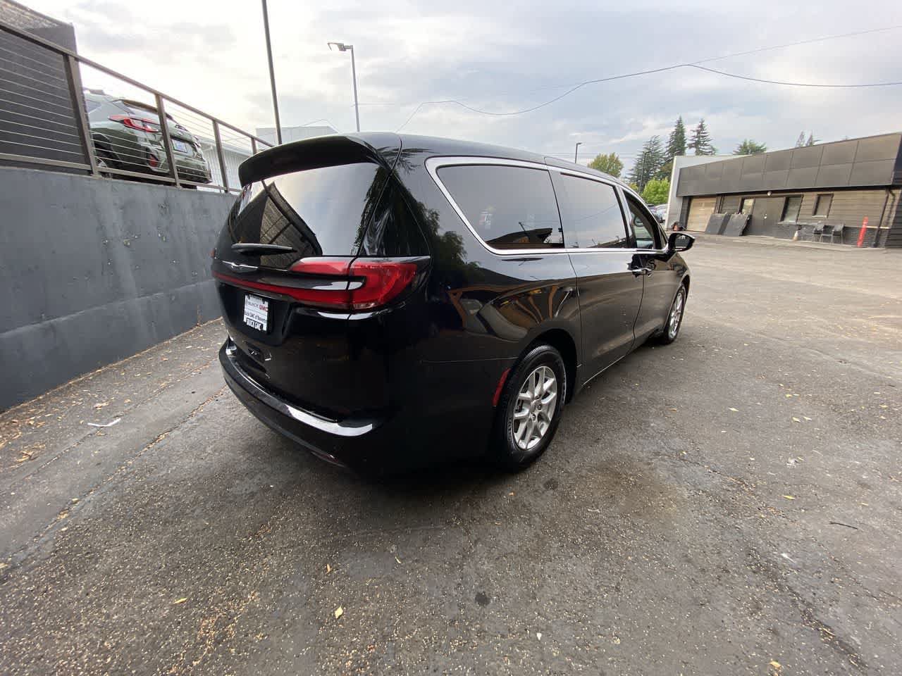 Used 2024 Chrysler Pacifica Touring-L FWD image 6