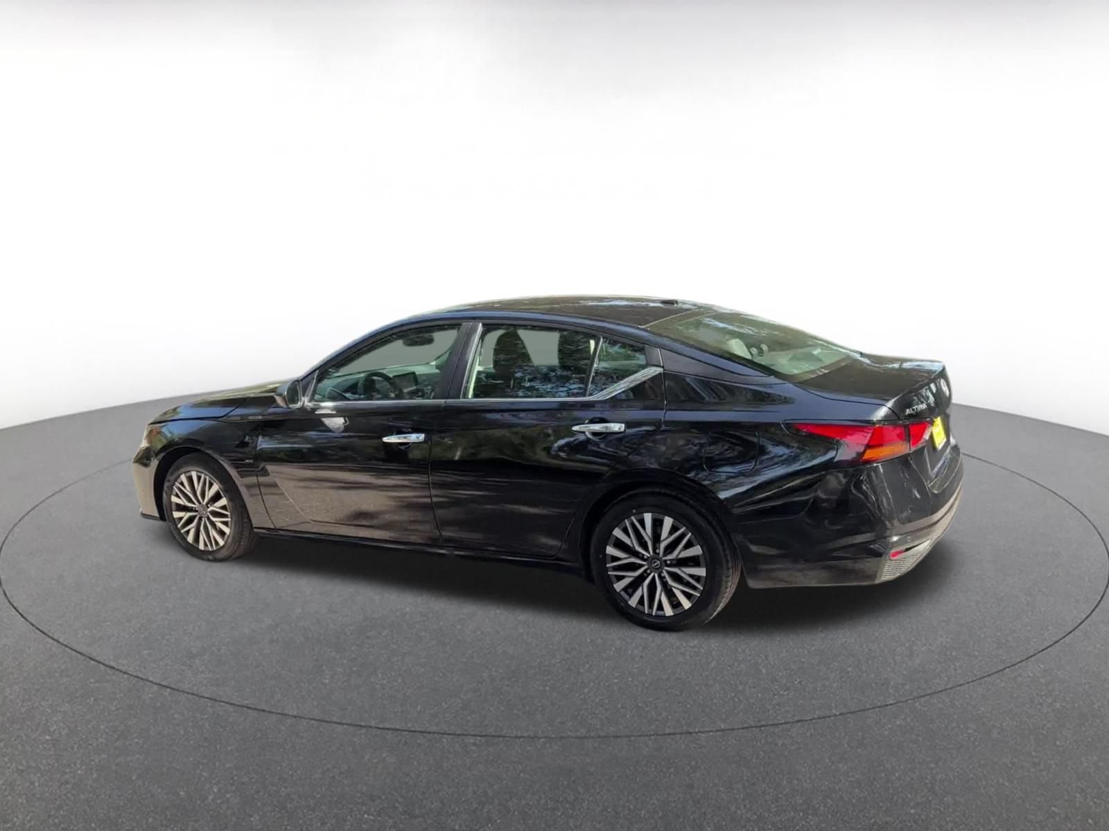 Used 2025 Nissan Altima 2.5 SV FWD image 8