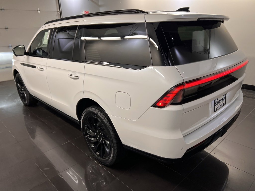 Used 2025 Lincoln Navigator Reserve w/ Jet Appearance Package image 4