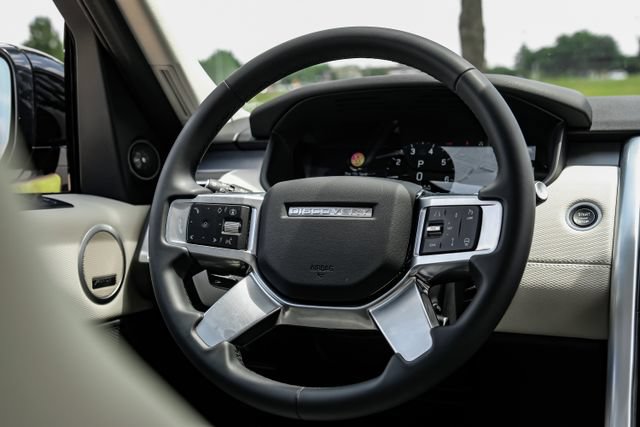 Used 2025 Land Rover Discovery Dynamic SE AWD/4WD image 20