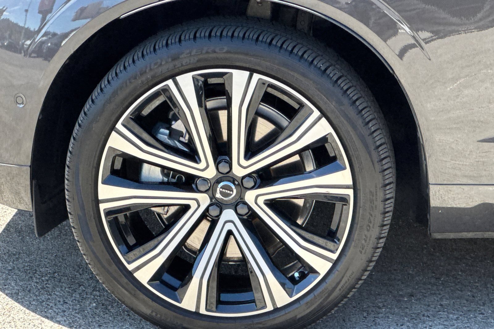 Certified 2023 Volvo XC60 B6 Ultimate w/ Protection Package Premier AWD/4WD image 12