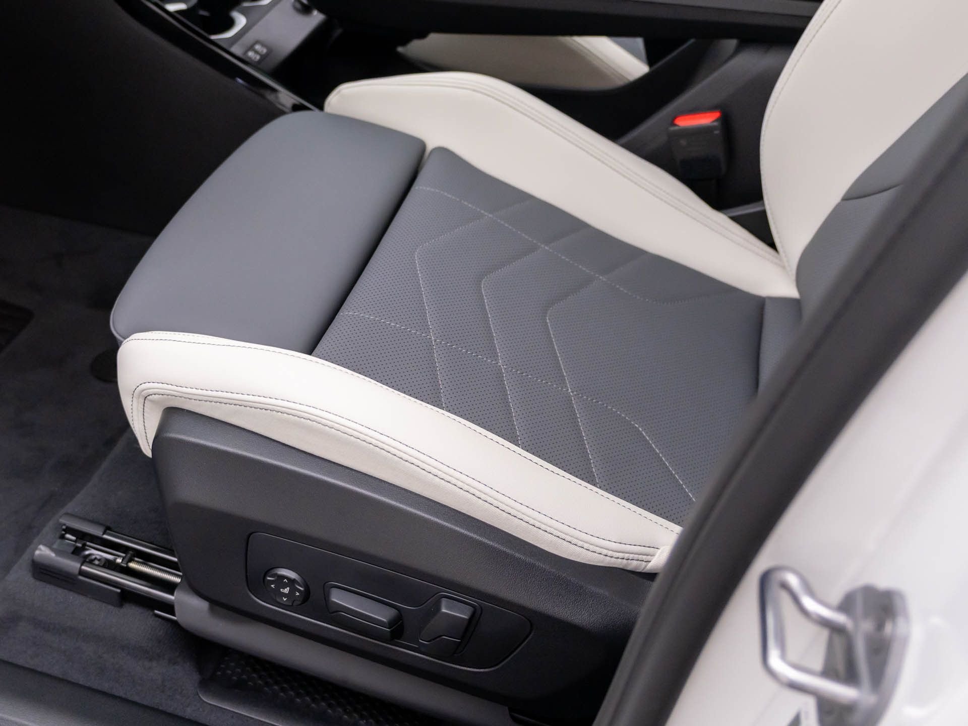 New 2026 BMW X1 xDrive28i AWD/4WD image 15