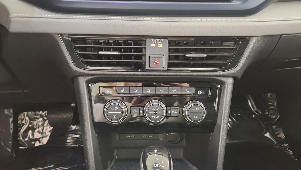 Used 2024 Volkswagen Taos SE w/ Panoramic Sunroof Package image 16