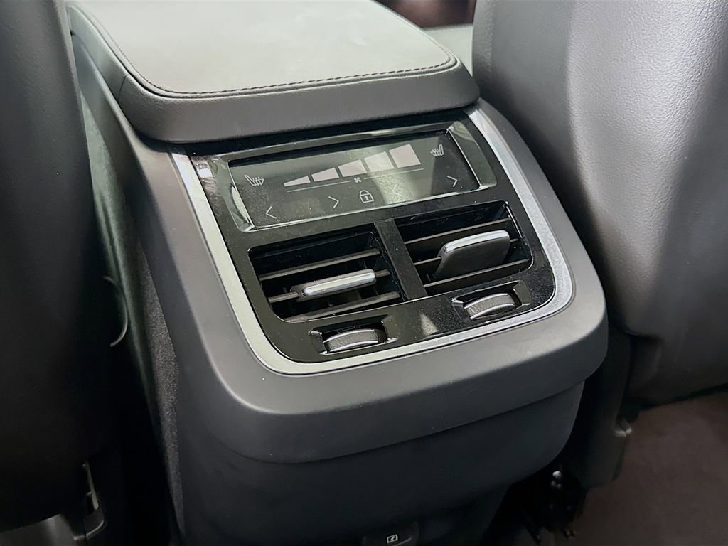 Certified 2025 Volvo XC90 B6 Plus image 26