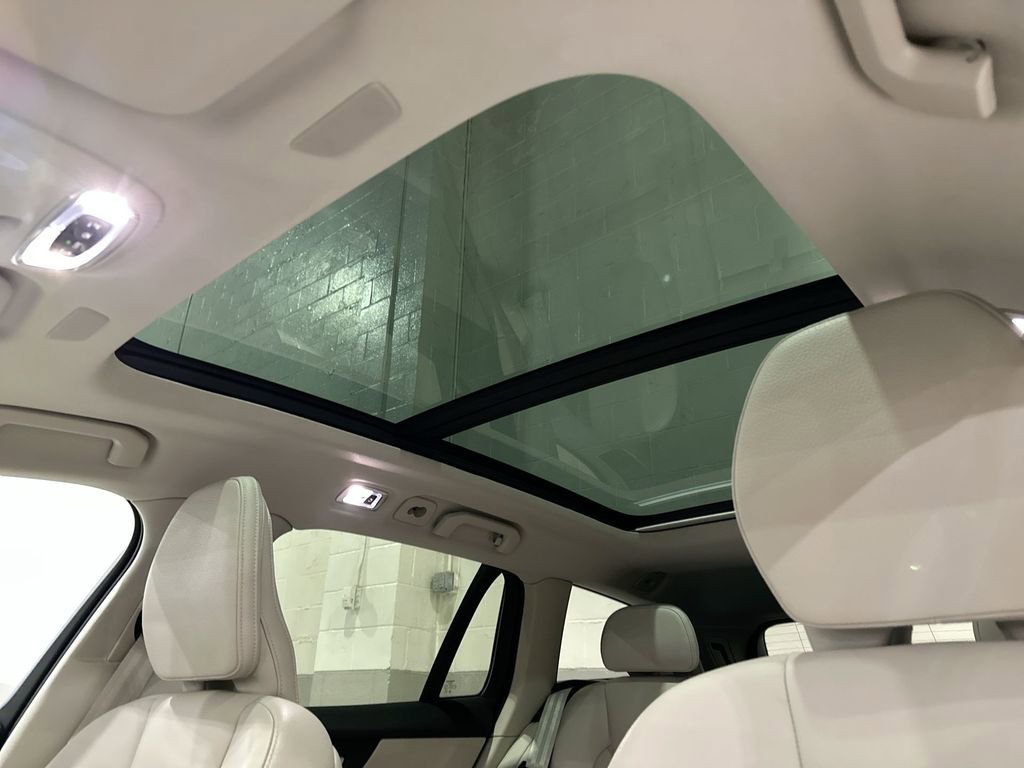 Used 2022 Volvo V60 T5 Cross Country image 11