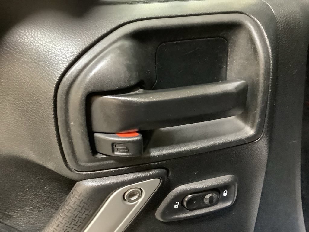Certified 2018 Jeep Wrangler Sahara w/ Connectivity Group AWD/4WD image 17
