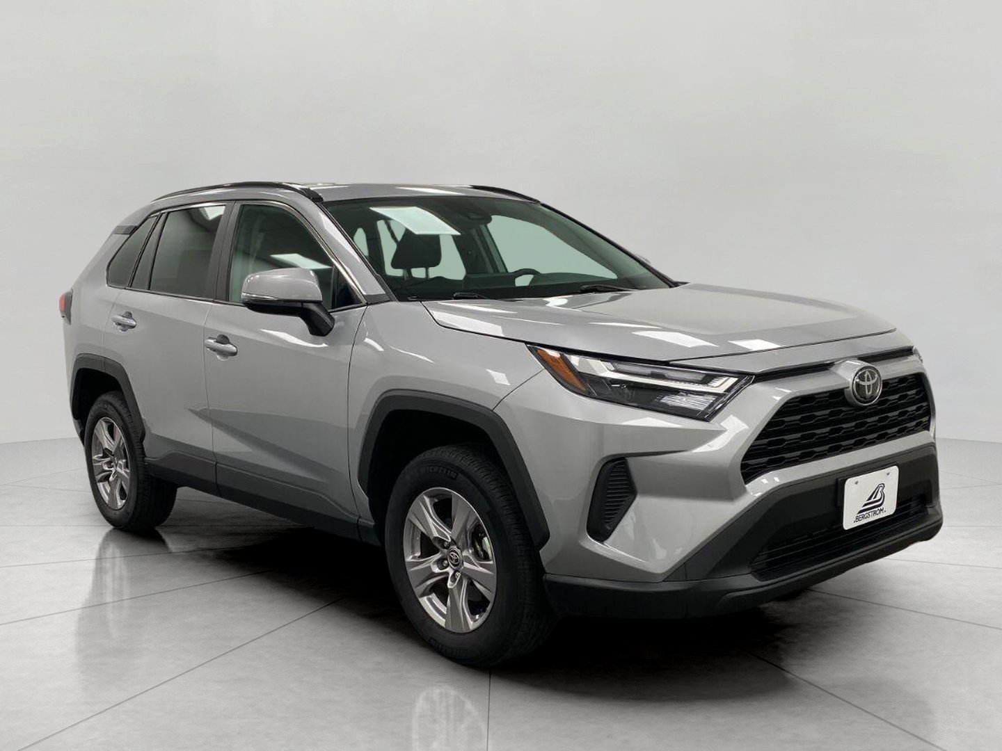Used 2025 Toyota RAV4 XLE AWD/4WD image 1