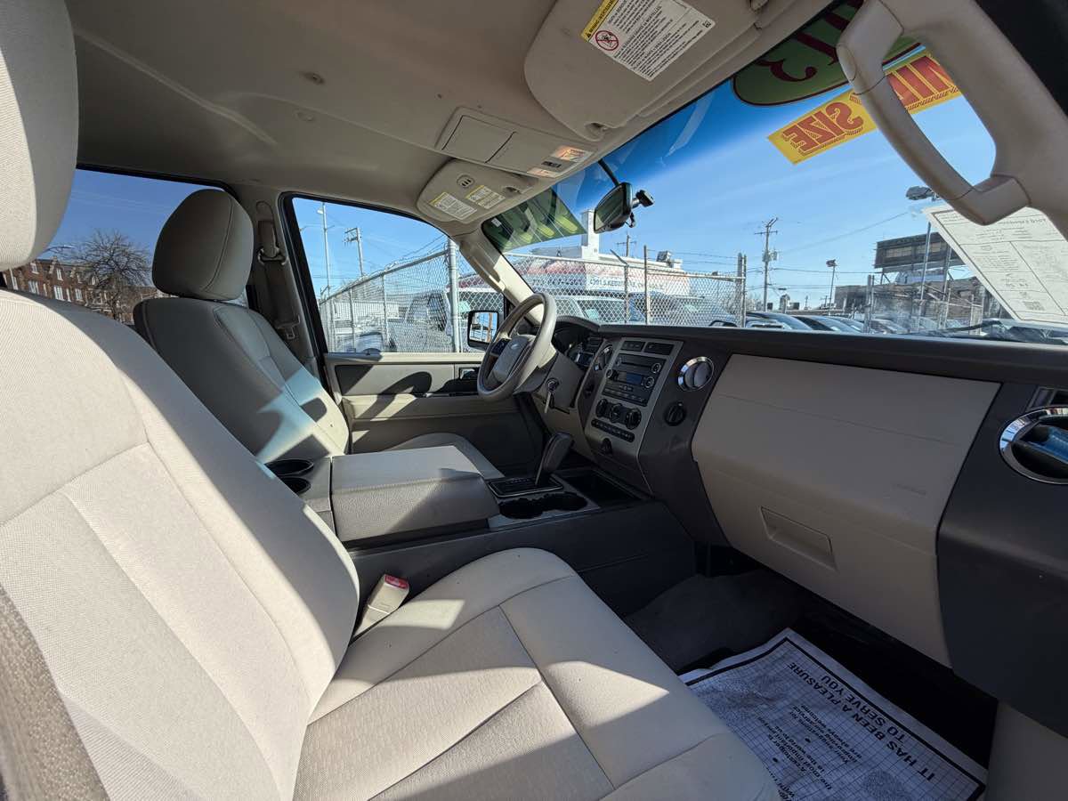 Used 2013 Ford Expedition XLT image 25