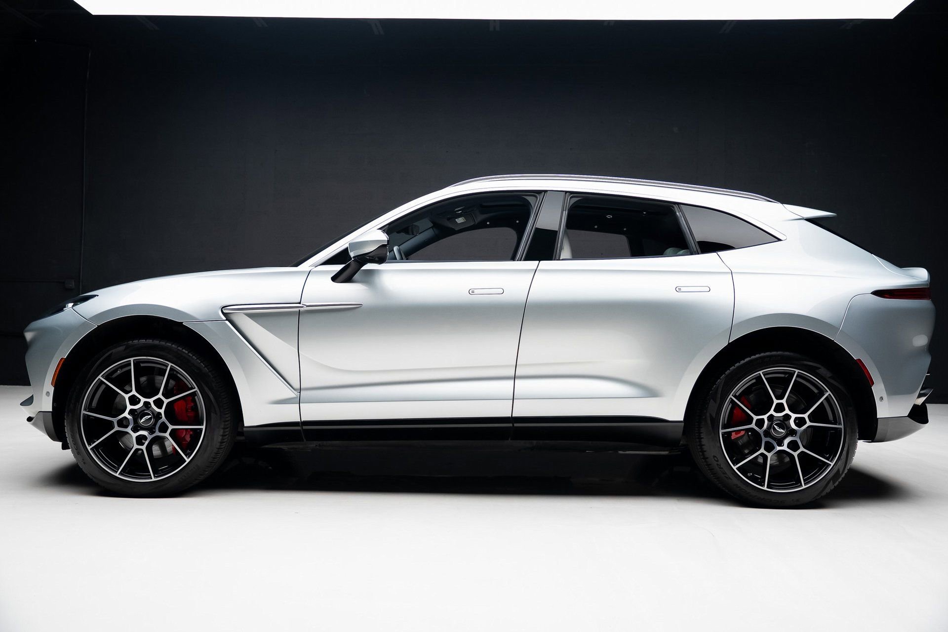 Used 2022 Aston Martin DBX image 17