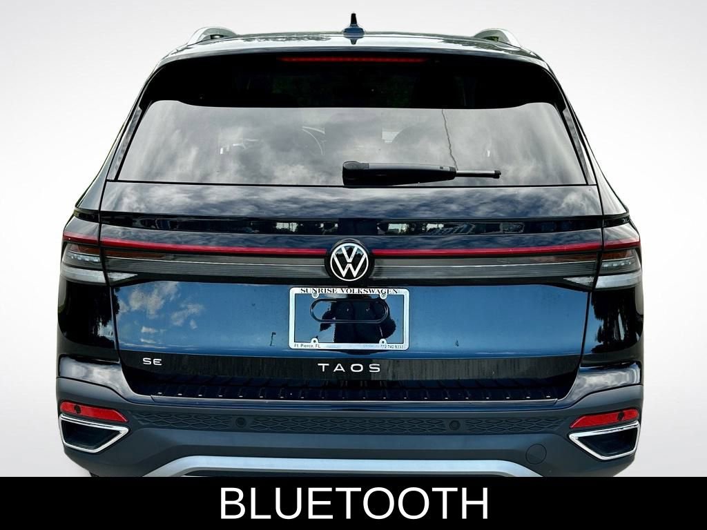 Certified 2025 Volkswagen Taos SE image 5