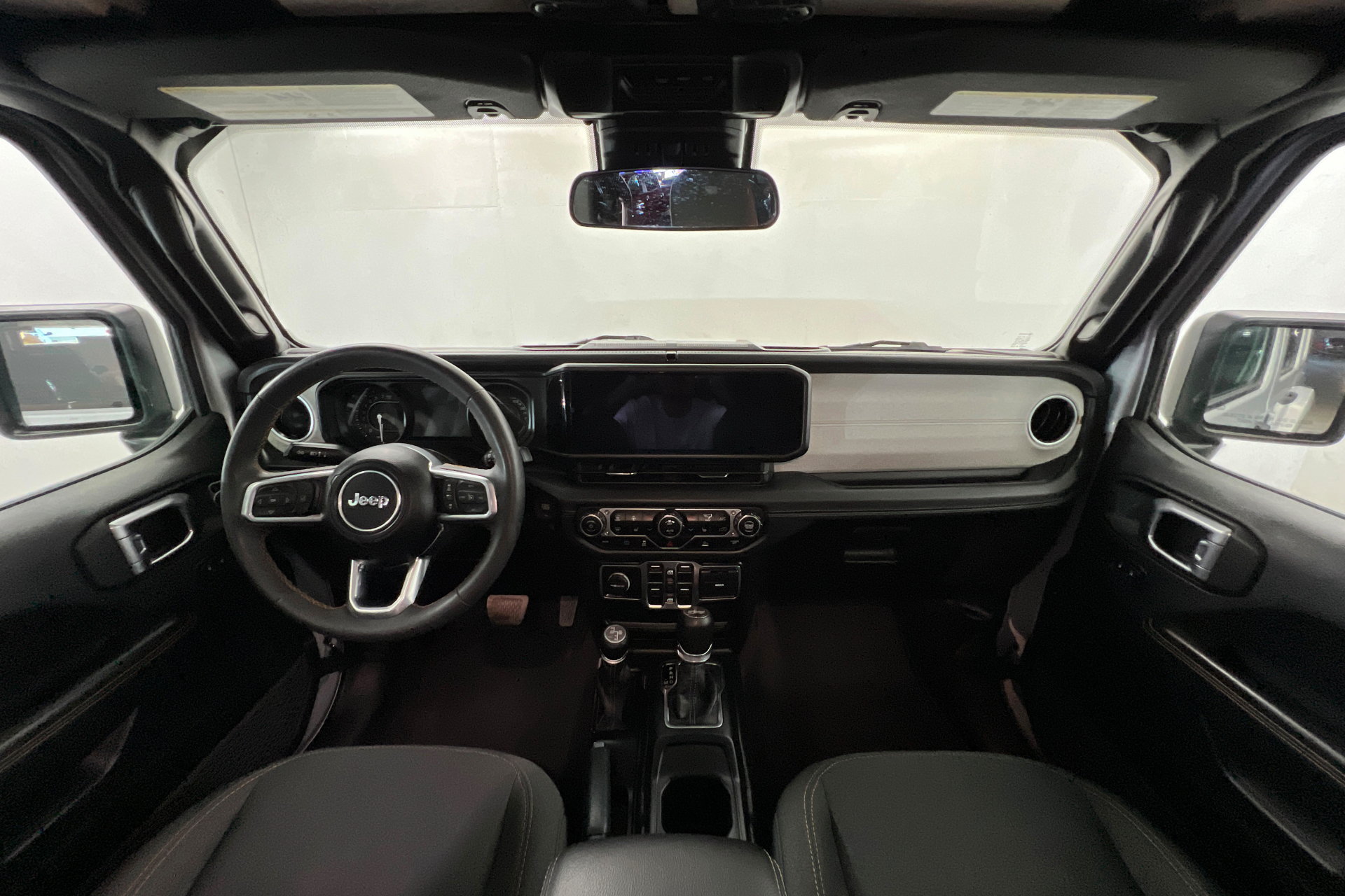Used 2024 Jeep Wrangler Unlimited Sahara AWD/4WD image 9
