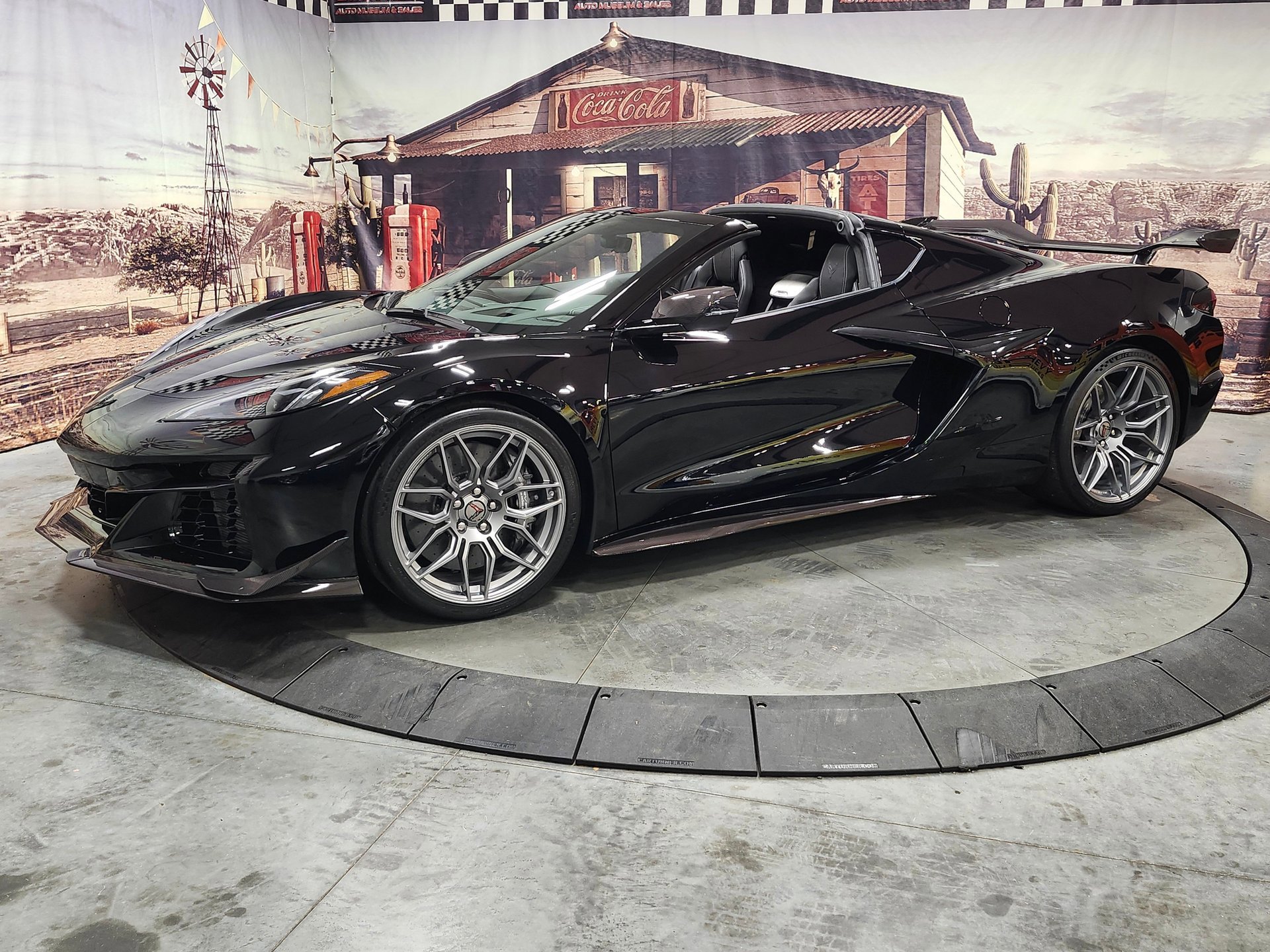 Used 2023 Chevrolet Corvette Z06 w/ Z07 Performance Package image 2