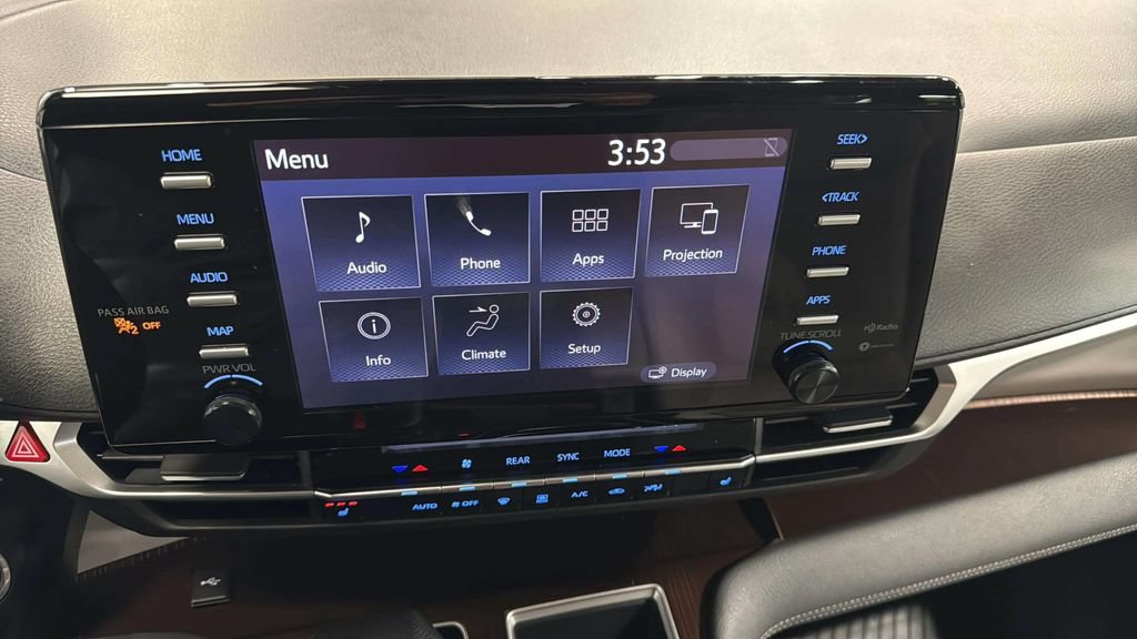 Used 2024 Toyota Sienna LE FWD image 28