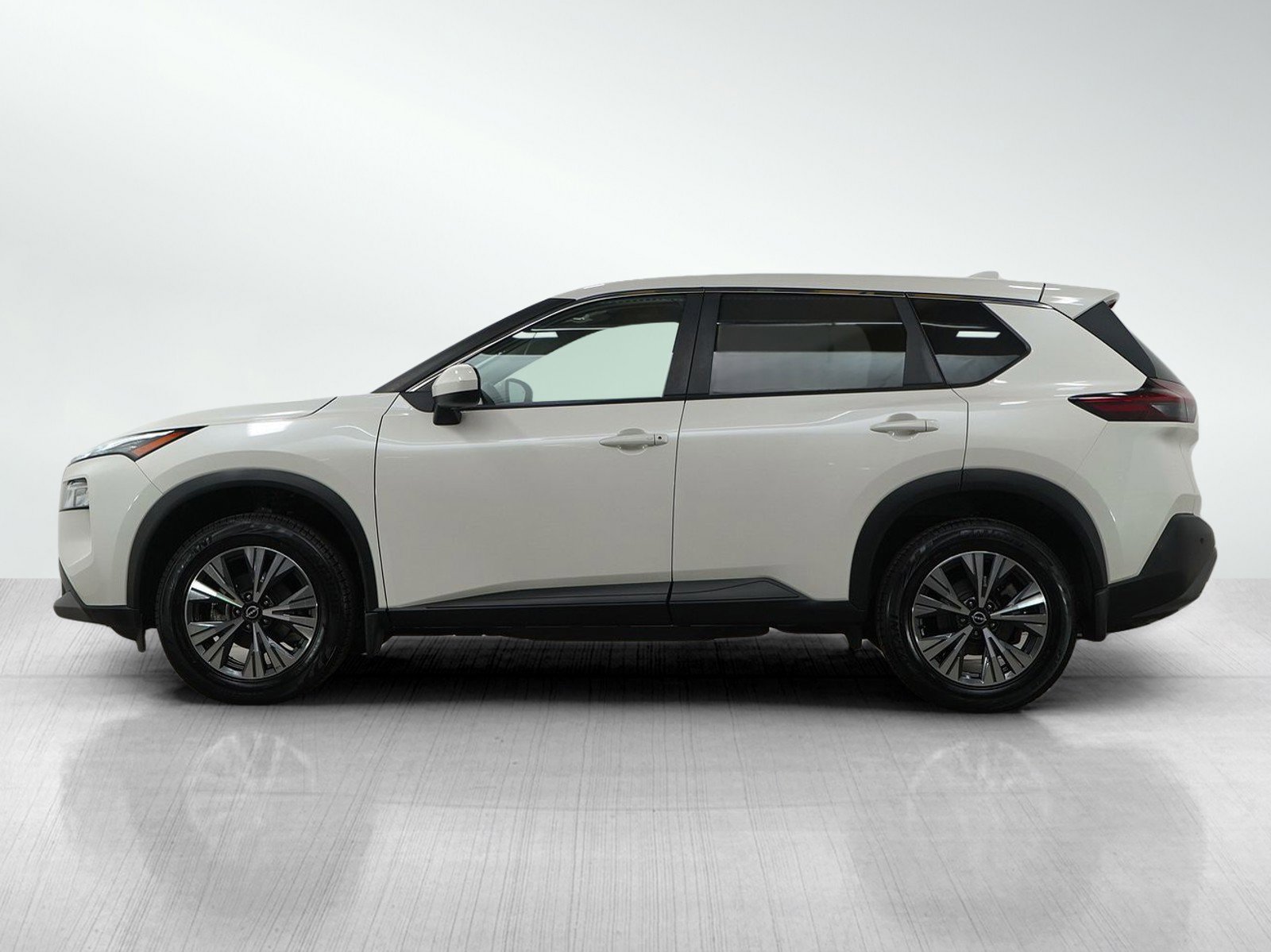 Used 2023 Nissan Rogue SV image 2