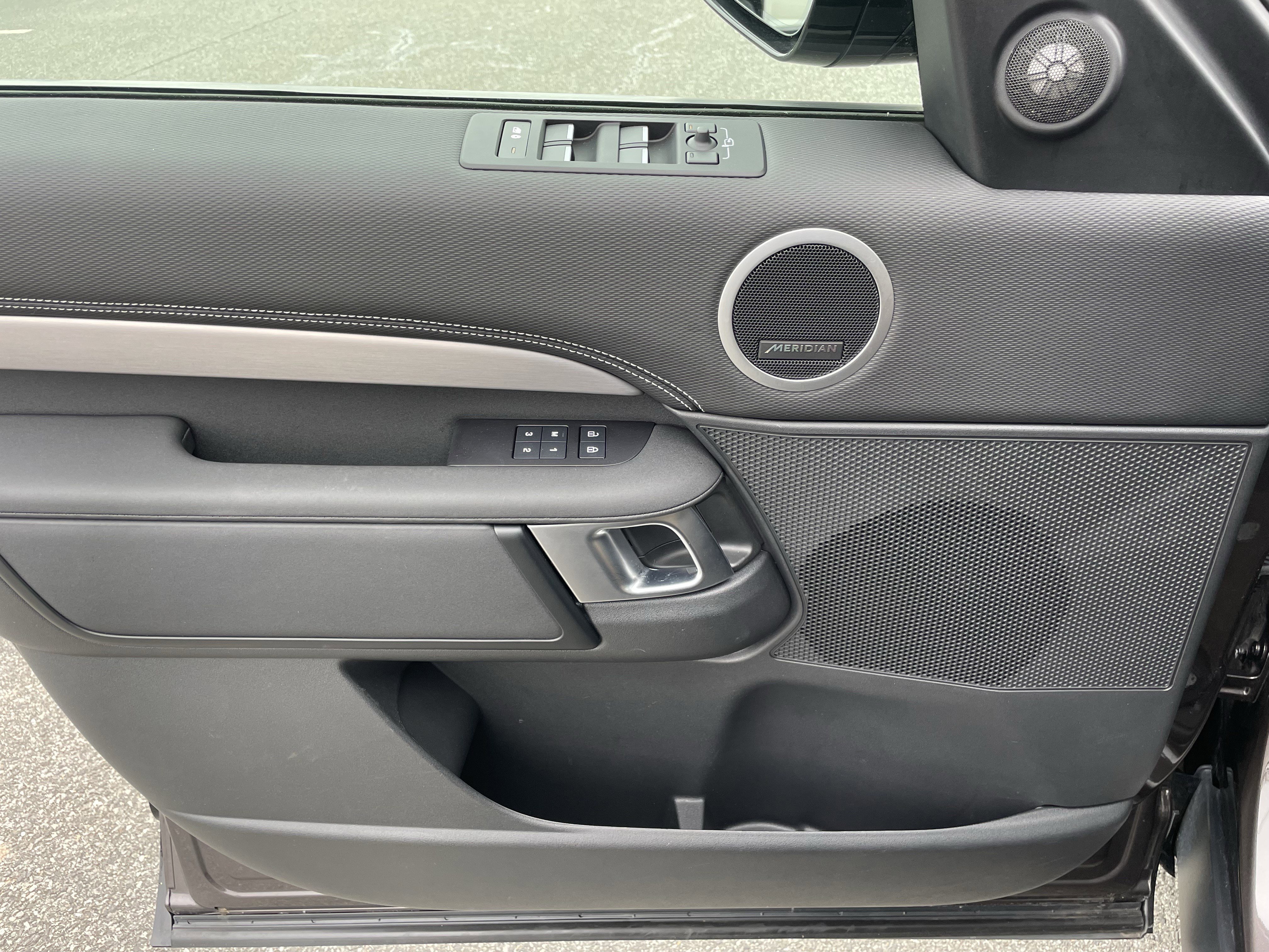 Certified 2024 Land Rover Discovery Dynamic SE image 12